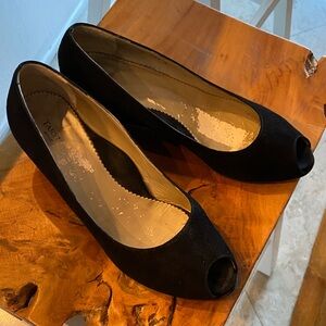 Taryn Rose Black Peep-Toe pumps sz 9.5